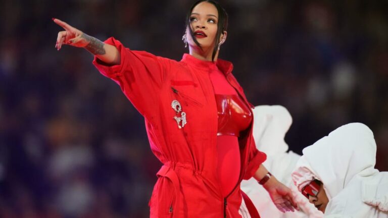 Look de la semana: Rihanna embarazada deslumbró en el Super Bowl con un conjunto completamente rojo