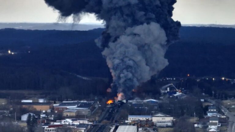 ¿Qué químicos se derramaron en el descarrilamiento en Ohio y cuán peligrosos son?