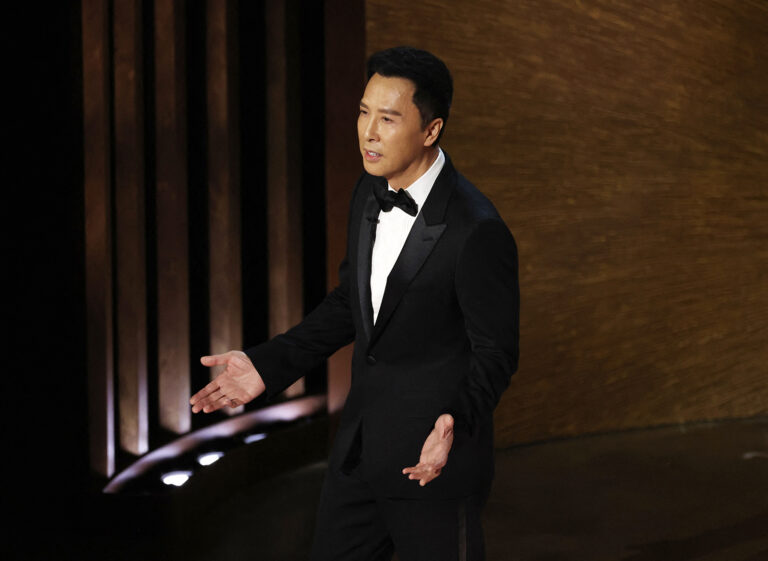 Oscar 2023: Actor Donnie Yenn se sube al escenario pese a ser criticado por su vínculo con el Partido Comunista de China