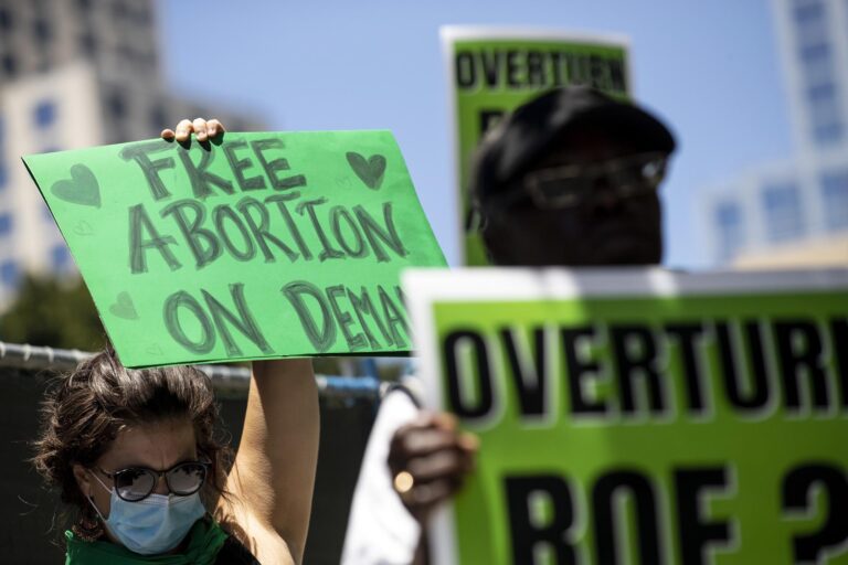 Francia aprobó la inclusión del aborto como un derecho constitucional