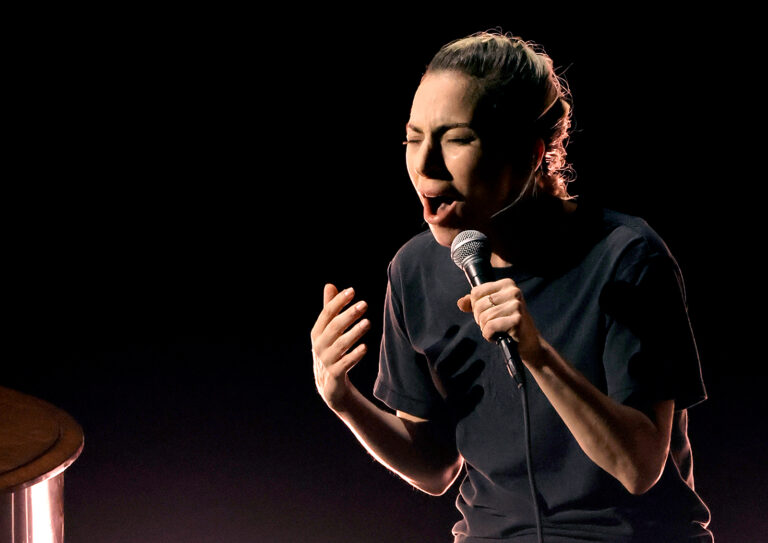 Lady Gaga realiza una emotiva interpertación de 