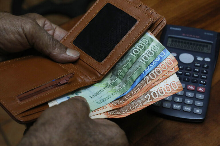 Endeudamiento en Chile alcanza su menor nivel desde 2020: Deuda mediana pasó de $2.3 millones a $1.9 millones