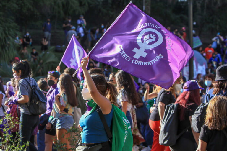 El color violeta: Desde el movimiento sufragista a las marchas multitudinarias del 8M