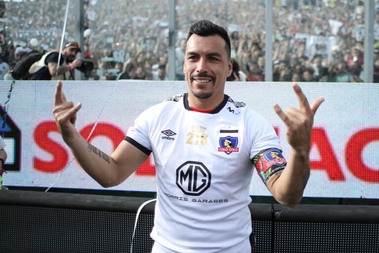Esteban Paredes entrenará con Colo Colo toda la semana previa al Superclásico