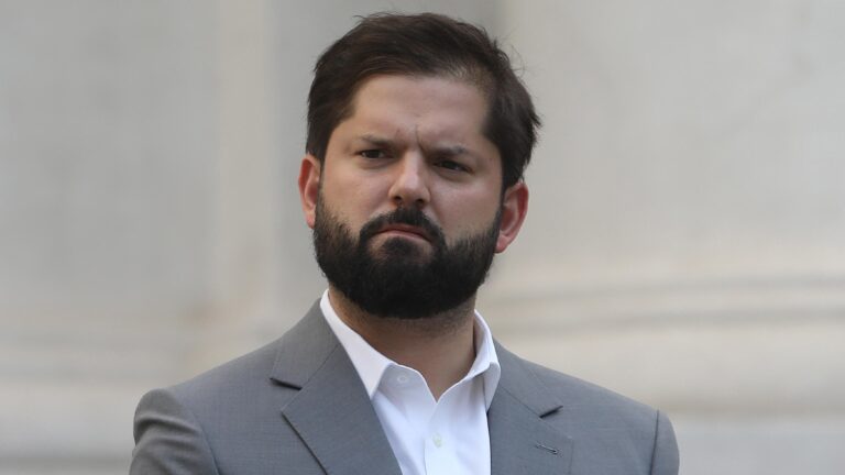 Cadem: Presidente Boric promedia una nota de 3,6 y una aprobación de 35% en su primer año en La Moneda