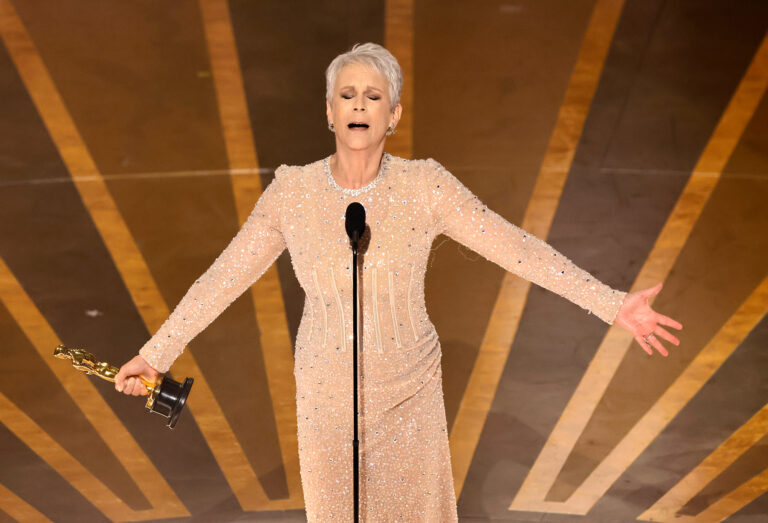 Jamie Lee Curtis se lleva el premio a Mejor Actriz de Reparto por “Everything Everywhere All at Once”