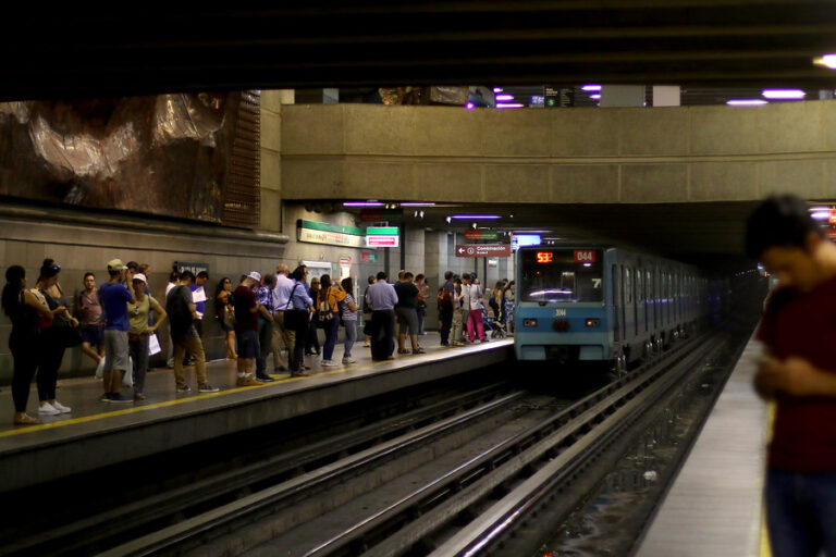 Metro y Red anuncian extensión horaria y servicios especiales por amistoso de la Roja vs. Paraguay