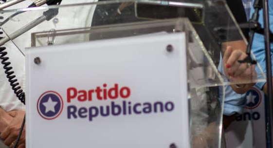 Consejo Constitucional: Candidato republicano baja candidatura tras ser detenido por manejar ebrio