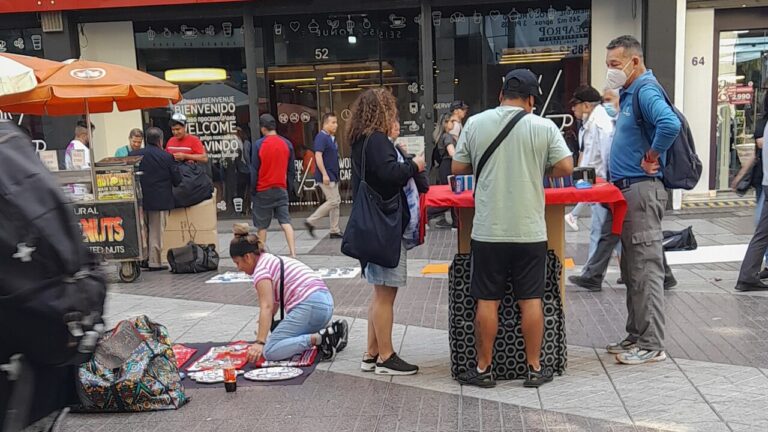 Librería Antártica pide a Mun. de Santiago que no apele al fallo que ordena crear mesa para erradicar el comercio ilegal