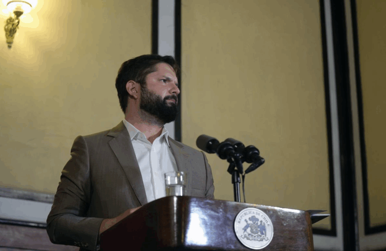 Boric calificó de “tremendamente irresponsable” la ausencia de parlamentarias en votación de la reforma tributaria