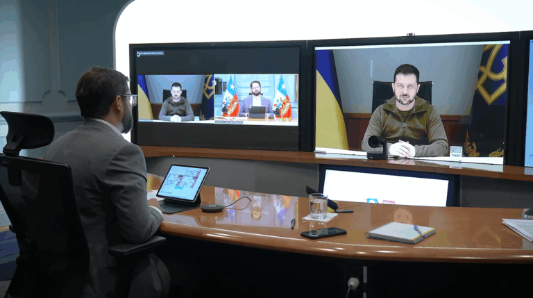 Boric se reunió vía telemática con Zelensky: Hablaron sobre la guerra, la decisión de la CPI y el apoyo de América Latina