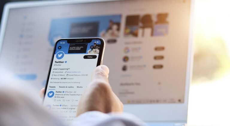 El último anuncio de Musk: Solo los suscriptores de Twitter Blue podrán votar en encuestas y salir en 