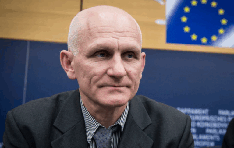 Bielorrusia: Condenan a 10 años de cárcel al ganador del Premio Nobel de la Paz Ales Bialiatski