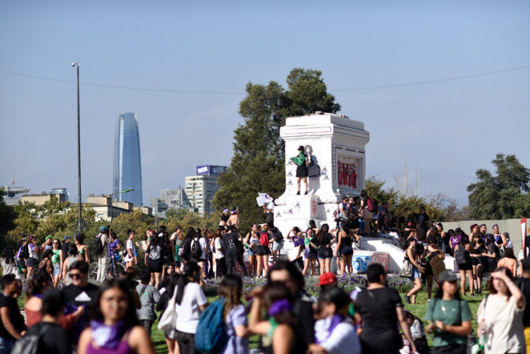 Día Internacional de la Mujer: Revisa las imágenes que dejó la multitudinaria marcha del 8M