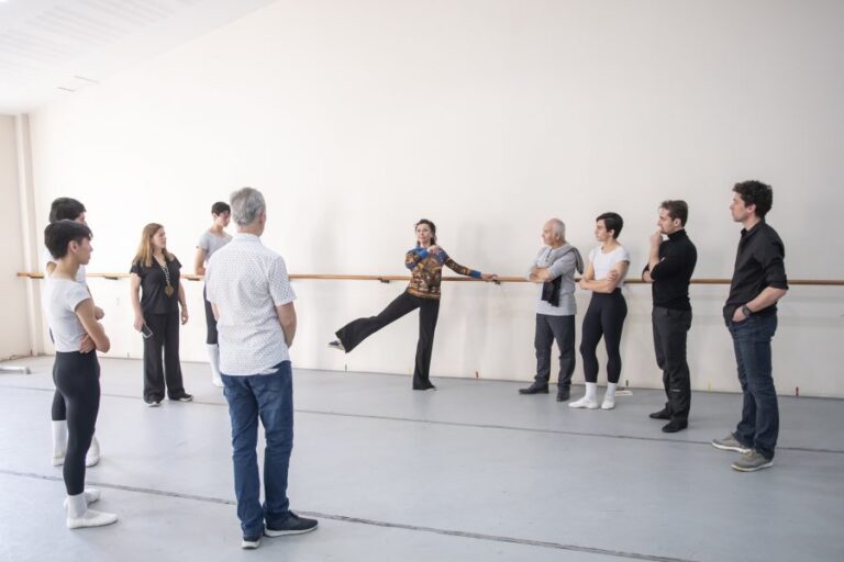Delegación de la Ópera de París llega a Chile para trabajar con la Escuela de Ballet del Municipal de Santiago