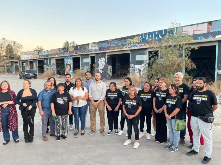 Familias de víctimas del incendio en ex fábrica Kayser insisten en memorial: 