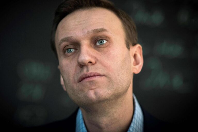Navalny deberá continuar en confinamiento solitario por otros 15 días