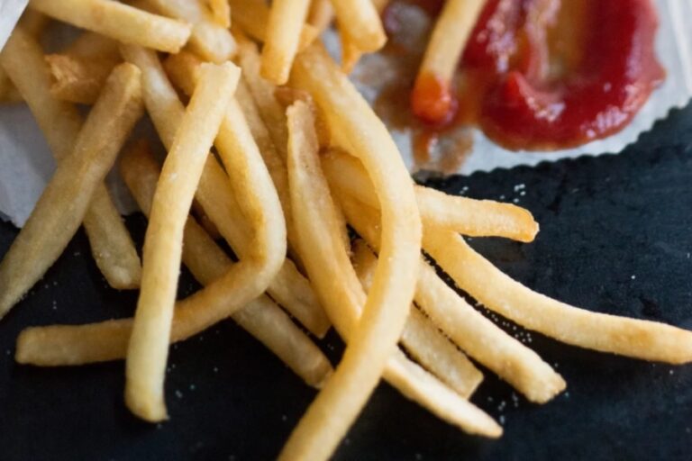 Comer papas fritas podría aumentar el riesgo de depresión y ansiedad, según un nuevo estudio