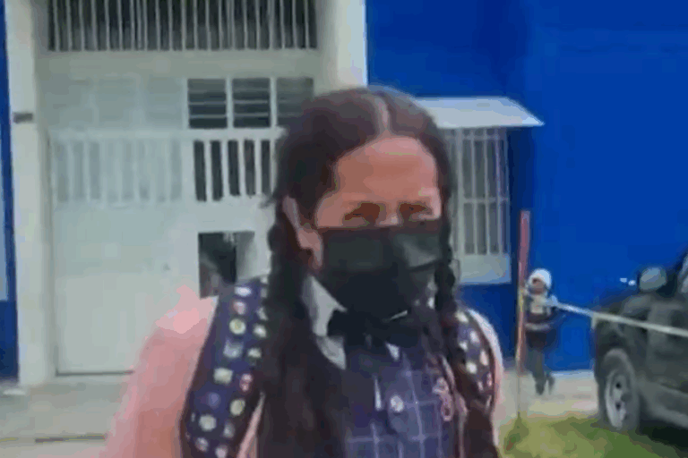 Detienen a hombre vestido de escolar que se escondió en baño para tomar fotos a niñas en Perú