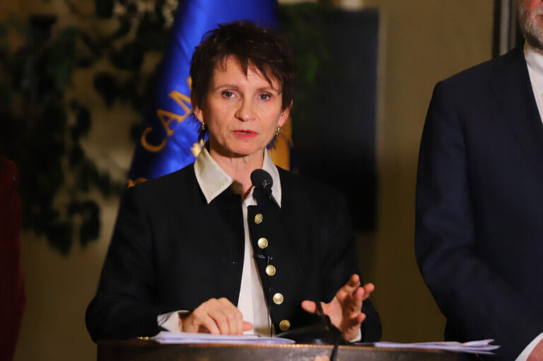 Ministra Tohá condena ataque a furgón escolar en Cañete: 