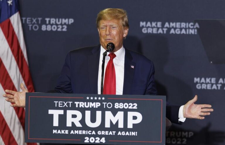 Donald Trump se burla de la candidatura de Biden: 