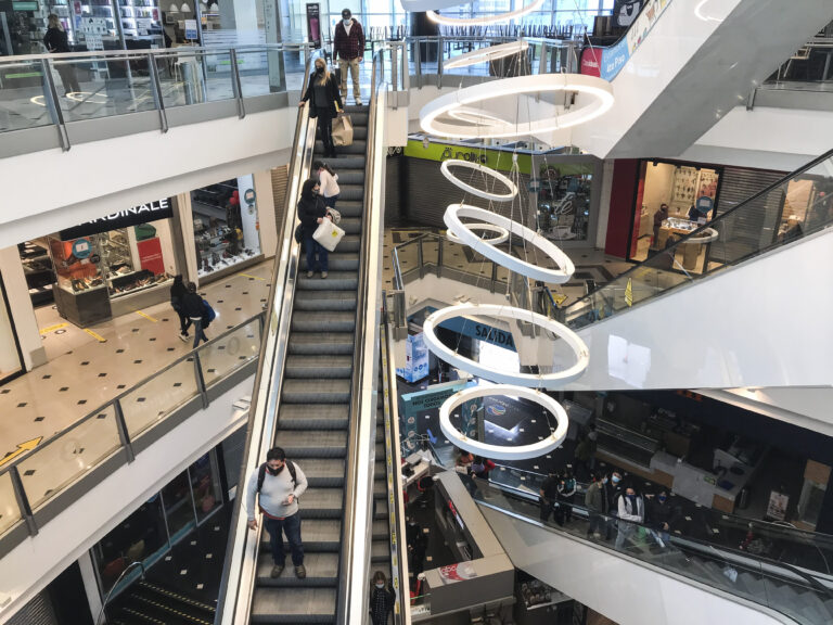 Falabella, La Polar, Hites y otras tiendas de retail han registrado pérdidas y despidos en lo que va este 2023