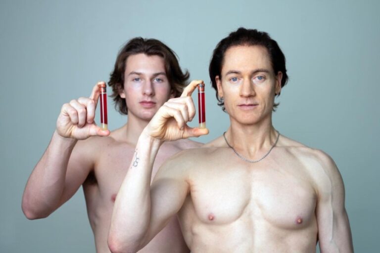 Millonario recurre a excéntrico método para mantenerse joven: Recibe transfusiones de sangre de su hijo de 17 años