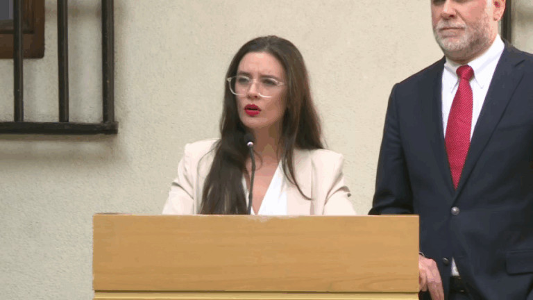 Ministra Vallejo apunta al Partido Republicano: 