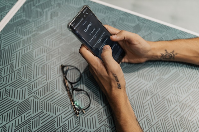 La policía china detiene a un hombre por supuestamente usar ChatGPT para difundir noticias falsas