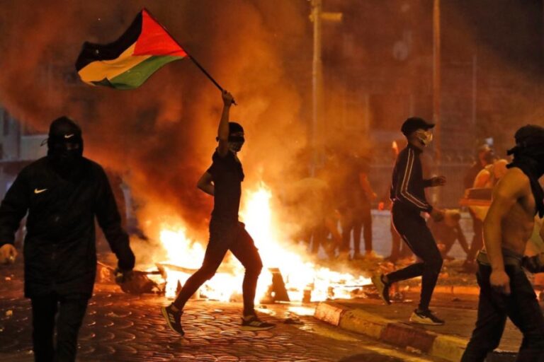 Israelíes y palestinos acuerdan alto al fuego tras intensa jornada de violencia