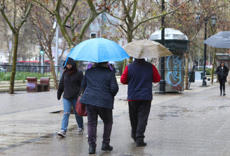 ¿Lloverá en Santiago? Pronostican precipitaciones para el fin de semana ante arribo de sistema frontal desde la Patagonia