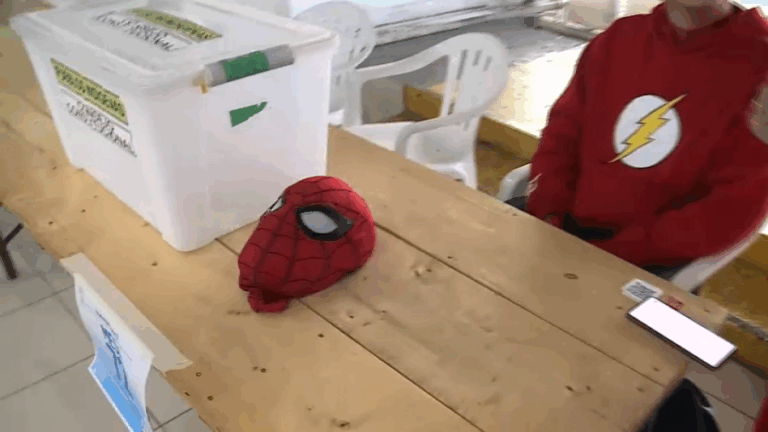 Vocal de mesa se disfraza por tercera vez de Spider-Man en el Estadio Monumental