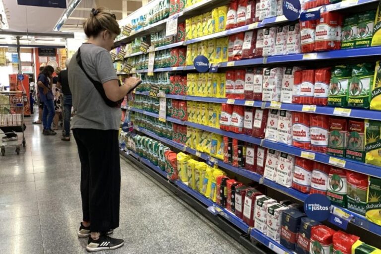 Supermercado de Argentina limita el horario de compras para extranjeros debido a llegada masiva de chilenos