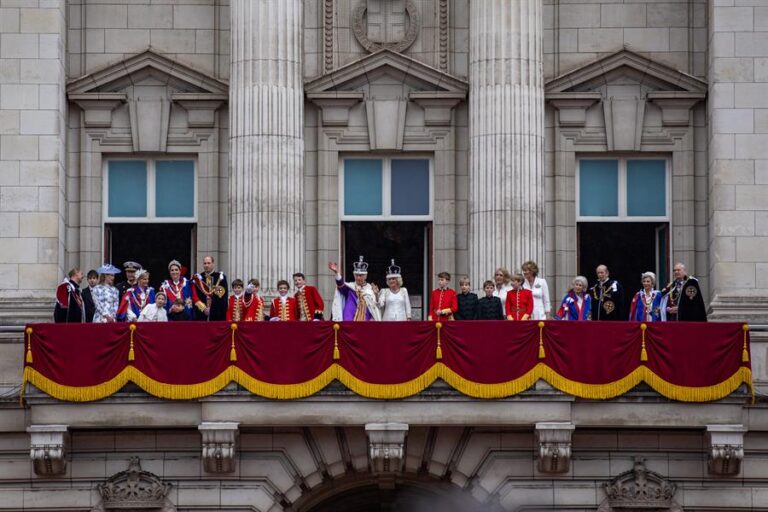 Lo que podría indicar la aparición y la ausencia de los miembros de la realeza en el balcón del Palacio