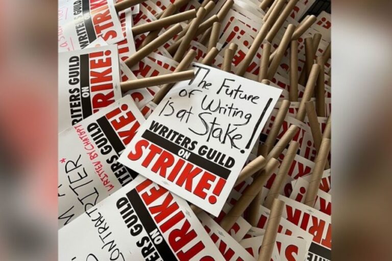 Guionistas de Hollywood se declaran en huelga y podrían retrasar las series de TV