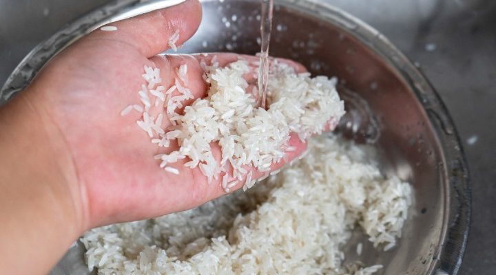 Científicos dicen que sí debes lavar el arroz, pero no para sacarle el almidón