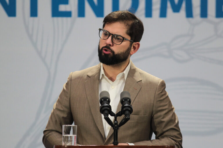 Presidente Boric suspende viaje a Puerto Williams tras emergencia por sistema frontal