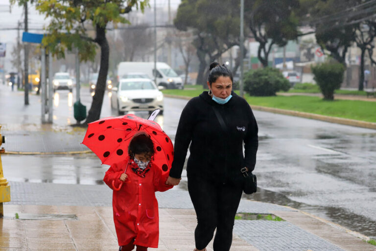 Suspenden clases en colegios municipales de la RM por sistema frontal: Revisa las comunas que ya anunciaron la medida
