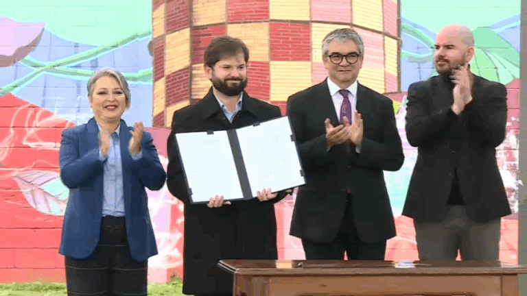 Presidente Boric firmó el proyecto que aumenta en $60 mil el Bono Invierno