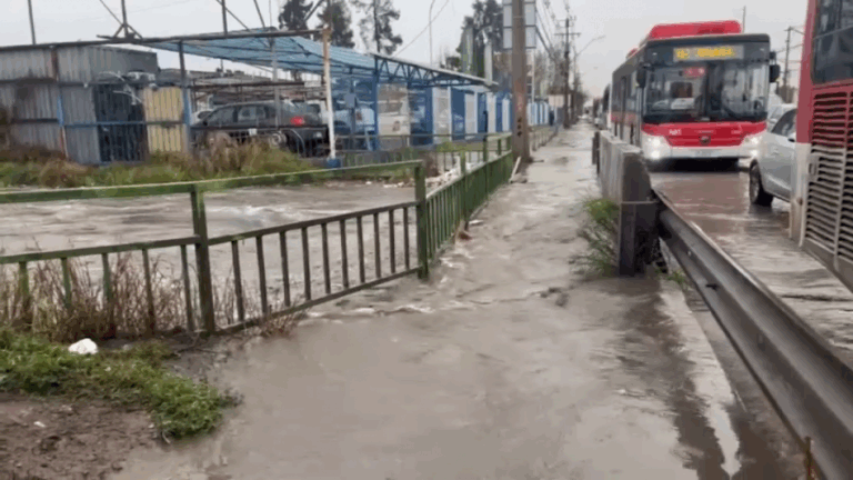 Canal Santa Marta se volvió a desbordar en Maipú: Reportan congestión vehicular en Tres Poniente con Camino a Melipilla