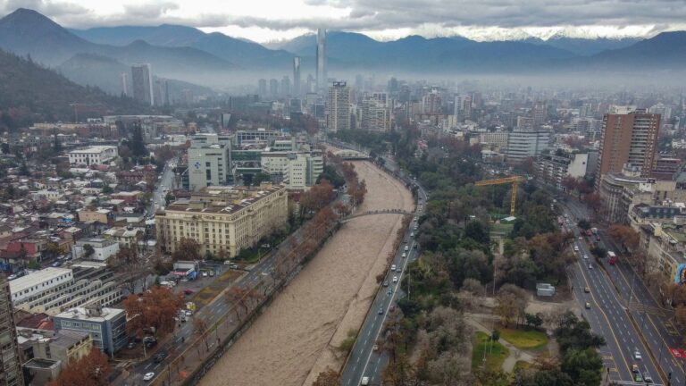 Sistema frontal en centro-sur del país: Corte de agua en la RM, aluviones y desbordes de ríos