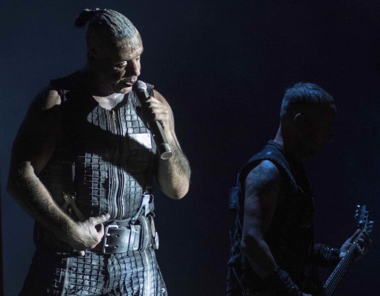Alemania: Fiscalía abre investigación contra vocalista de Rammstein por presuntos abusos sexuales