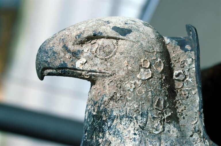 Uruguay anuncia que un águila gigante nazi será fundida y convertida en símbolo de paz