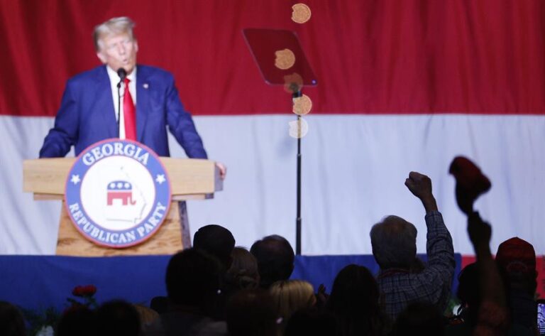 Investigación documentos clasificados: Trump acusa que la democracia está en regresión en EE.UU.