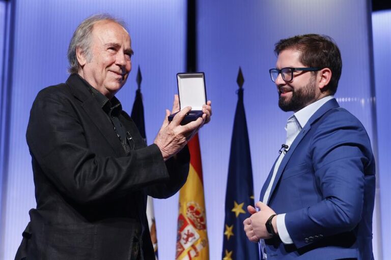 Boric contó a Joan Manuel Serrat sobre el reto que se llevó cuando grabó un capítulo de las Tortugas Ninja sobre su concierto