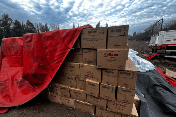 Detienen a sujetos que robaron camión con 2.158 cajas de aceite en Colina: Se hicieron pasar por funcionarios de la PDI