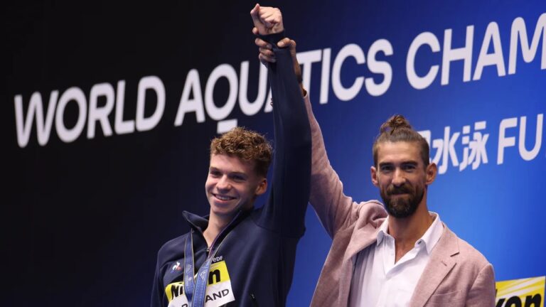 Nadador frances de 21 años rompe el último récord mundial restante de Michael Phelps