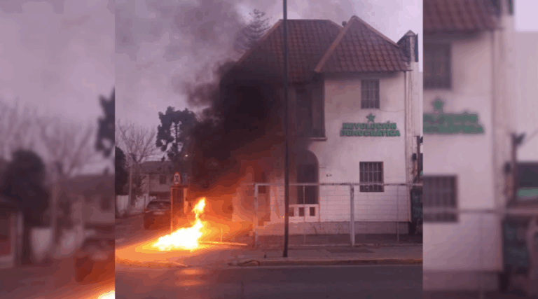 Desconocidos encienden barricadas frente a la ex sede de Revolución Democrática en Providencia