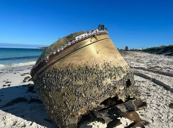 Encuentran un enorme y extraño objeto metálico en una playa de Australia