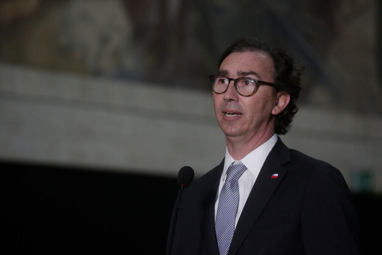 Exministro Figueroa emplazó al Gobierno por condonación del CAE: 